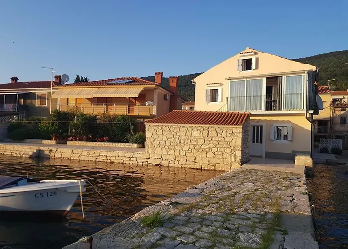 Cres View Apartments